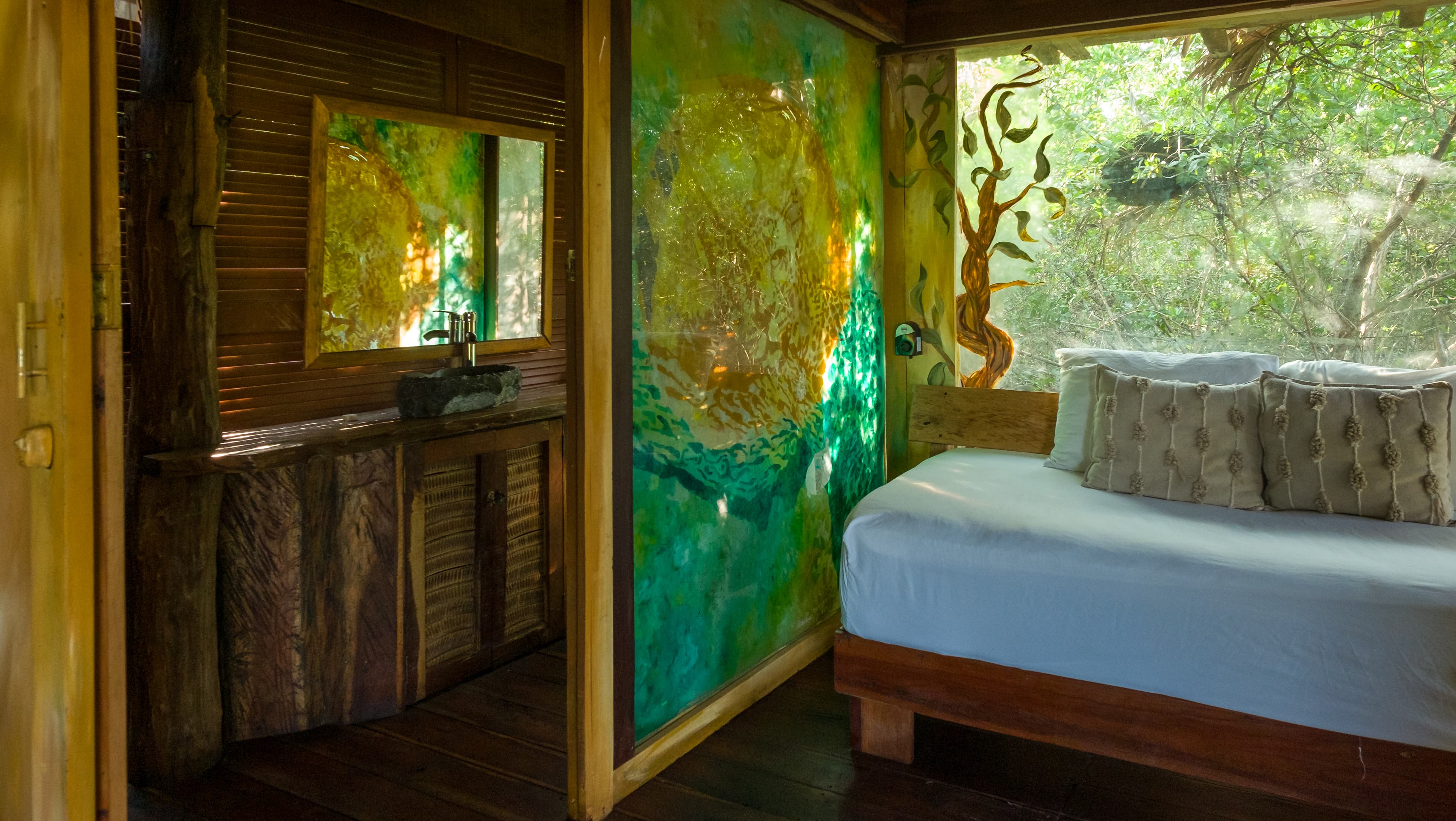 EMBAJADA UNIVERSAL: SEA SPIRIT gallery image 2